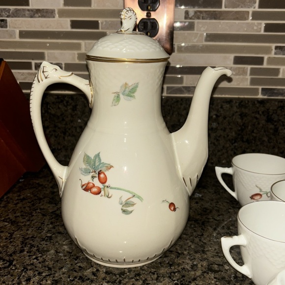 B&G Bing Grondahal fine porcelain tea pot and tea cups - Picture 4 of 6